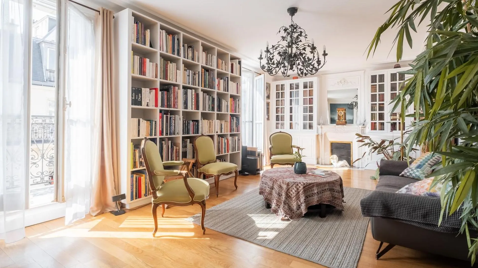Veeve - Literary Radiance Apartment Paris